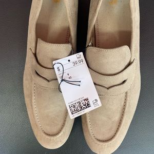 Brown suede 7.5 men’s loafer brand new very stylish yet affordable.